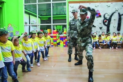 写出队列操练中两种步法变换形式的名称及口令