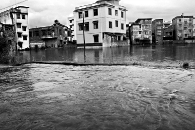请问欧洲七八月份的天气?需要带什么去旅游呢