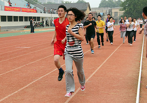 为了参加运动会的5000米长跑比赛,第一天跑5