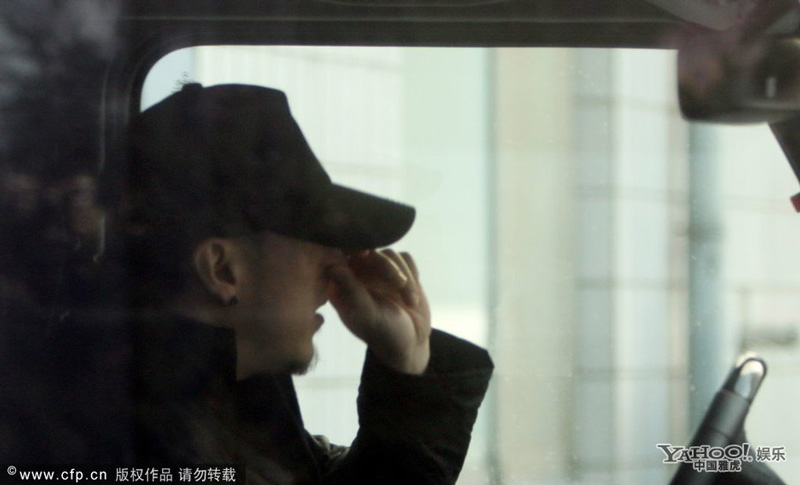 杨坤低调现身甘当车夫 疑<em>大龄</em>神秘<em>女友</em>曝光_音