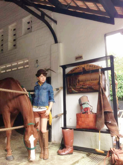 阿兰不畏炎热新加坡拍写真 透露新歌将参与创