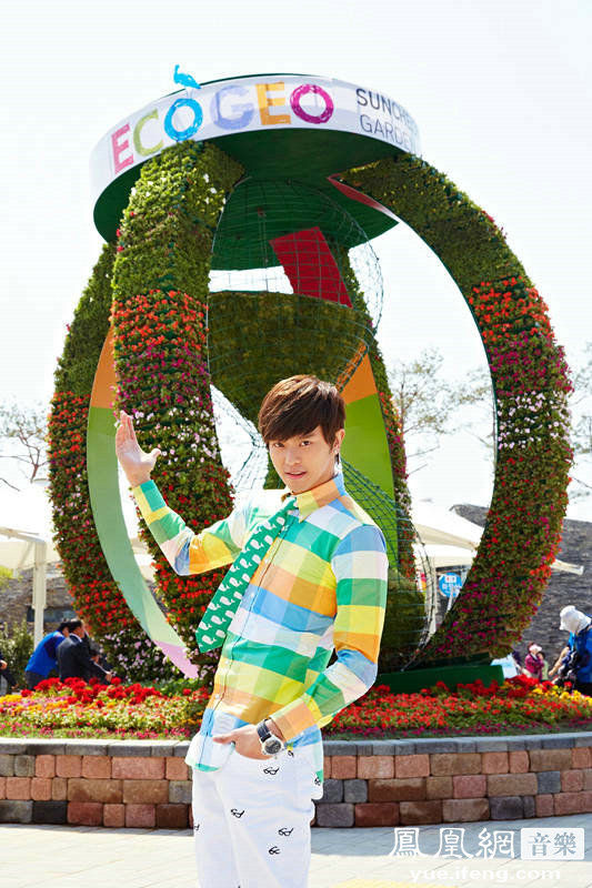 黄鸿升赴韩拍摄《村上的猫》MV 拈花惹草乐当