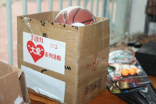 丁晓红父亲节看望白菜爸爸 与孩子重温童年时