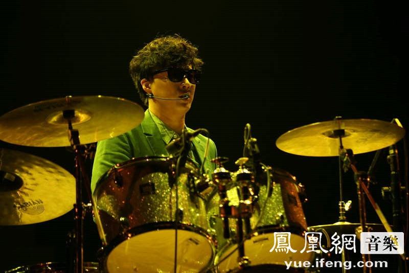 黄小琥演唱会庆生 萧煌奇串场险跌台下