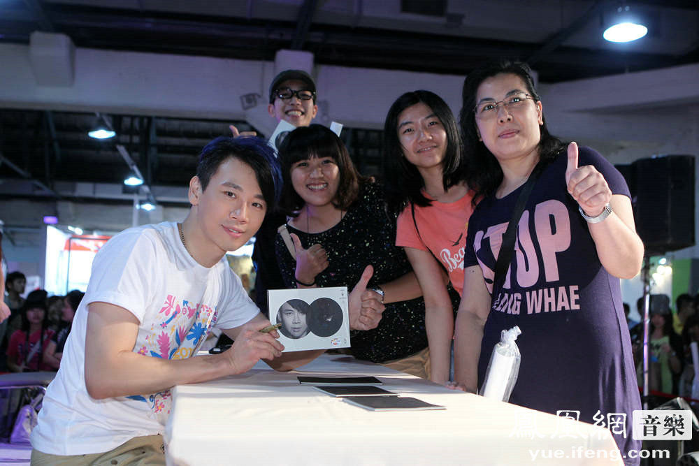 陶喆首任金曲音乐节形象大使 专辑签名会签到