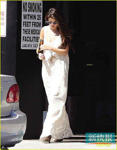 赛琳娜优雅白色长裙亮相街头赴医院做检查（图）