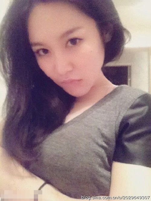 好声音那英组冠军<em>萱萱</em>美艳私照 红唇性感_音乐