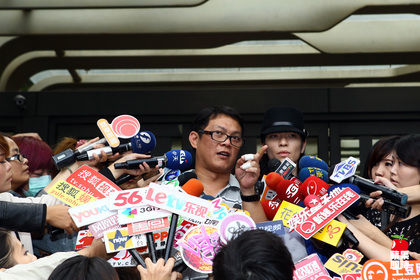 司机李先生说明与歹徒扭打过程，并出示受伤的手指。吴翊緁摄