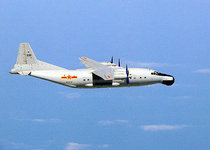 美机侦察南海中国油井 解放军运八升空驱赶