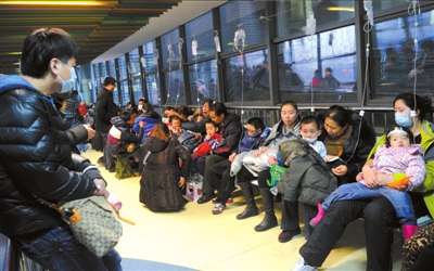 昨天，众多患者在北京儿童医院专门开辟的临时输液区输液。新华社发
