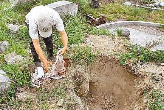 捡骨师指月前曾在墓坑内挖到小孩骨骸。图片来源：台湾《苹果日报》
