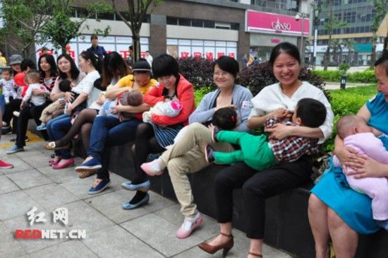今天(19日)上午,在长沙闹市街头,一群妈妈突然现身,在众目睽睽下集体解开胸襟--她们在给孩子喂奶。