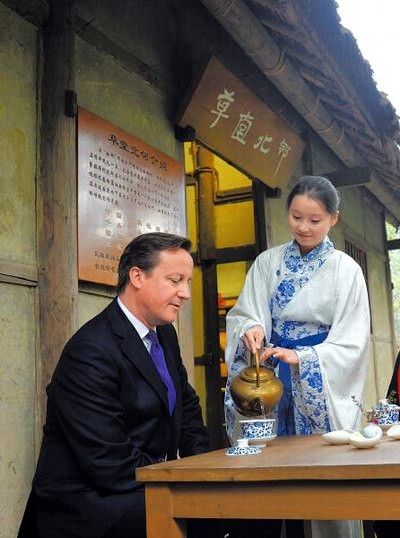 服务员曹静讲述为英国首相卡梅伦一行吃火锅服务的情况。