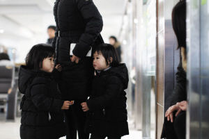 1月16日，朝晖家政市场，妈妈带着可爱的双胞胎女儿找保姆。记者陈荣辉摄