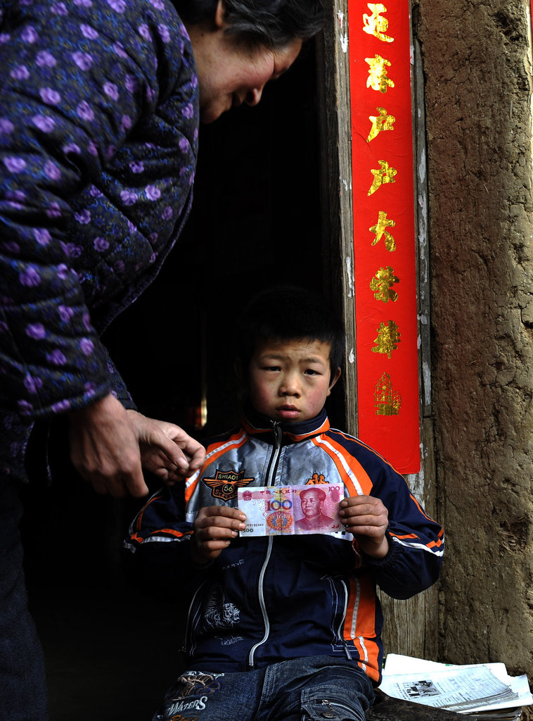 高清大图:生活贫困母亲出走 山村孩子渴望母爱