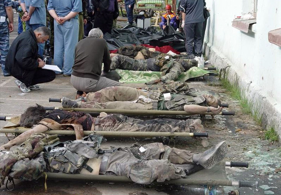 no.10/15 图为:别斯兰事件清理现场抬出的恐怖分子尸 ..