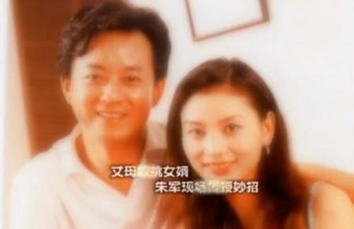 揭朱军20年神秘婚姻生活 曝与妻子谭梅恩爱照