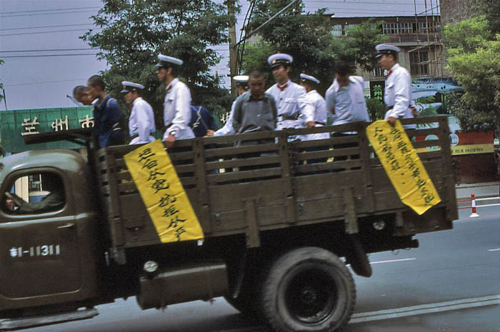 1983年郑州严打游街示众:犯人被"串"在一起(转载)