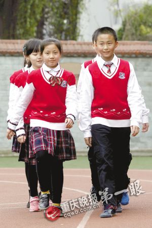 　　■培新小学的孩子们穿着漂亮的校服在校园内活动src=