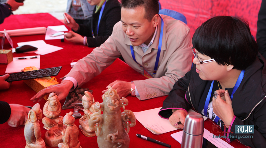 央视《寻宝》栏目走进清东陵 鉴宝专家现场鉴