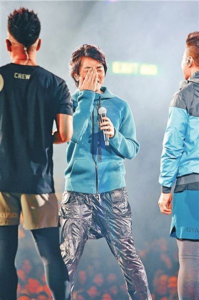 黎姿现身“古惑仔”演唱会捧场 郑伊健激动落泪(图)