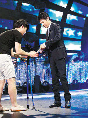 撒贝宁带伤坚持主持 网友：别再往人家伤口撒盐(图)