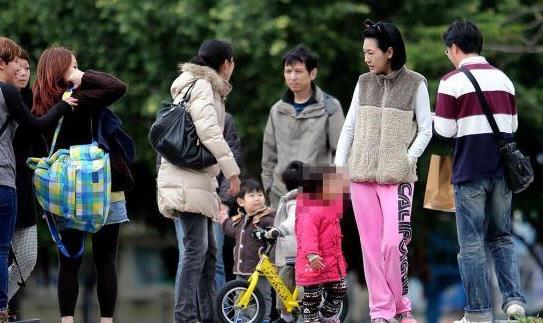 小s素颜带女儿公园玩飞盘 被认出与路人合影(图)