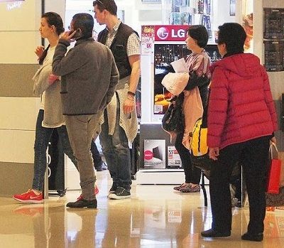 赌王女儿何超琼与同性蜜友俞铮逛街(图)