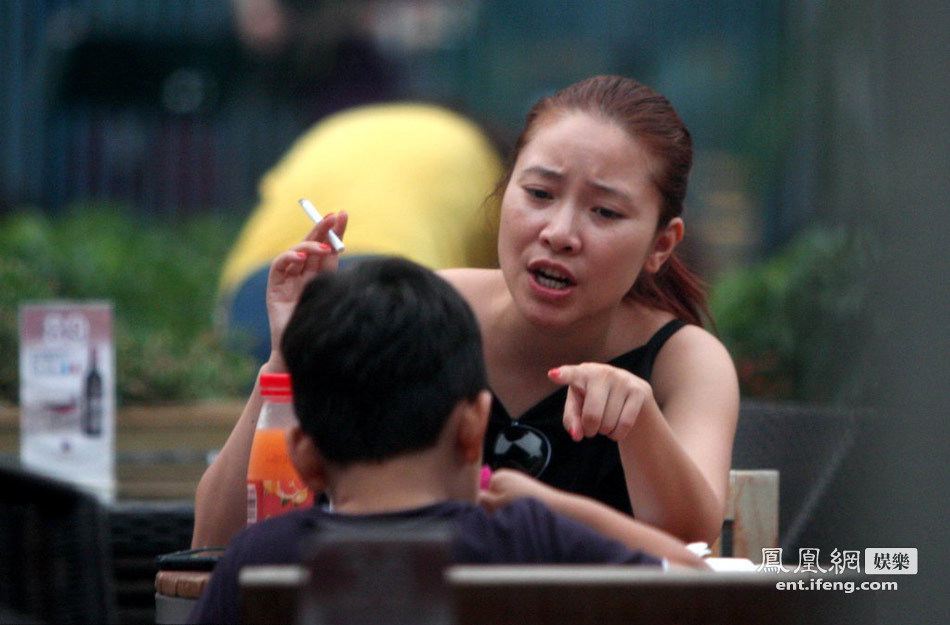郭涛妻子手拿香烟 当街训斥儿子被拍[高清大图