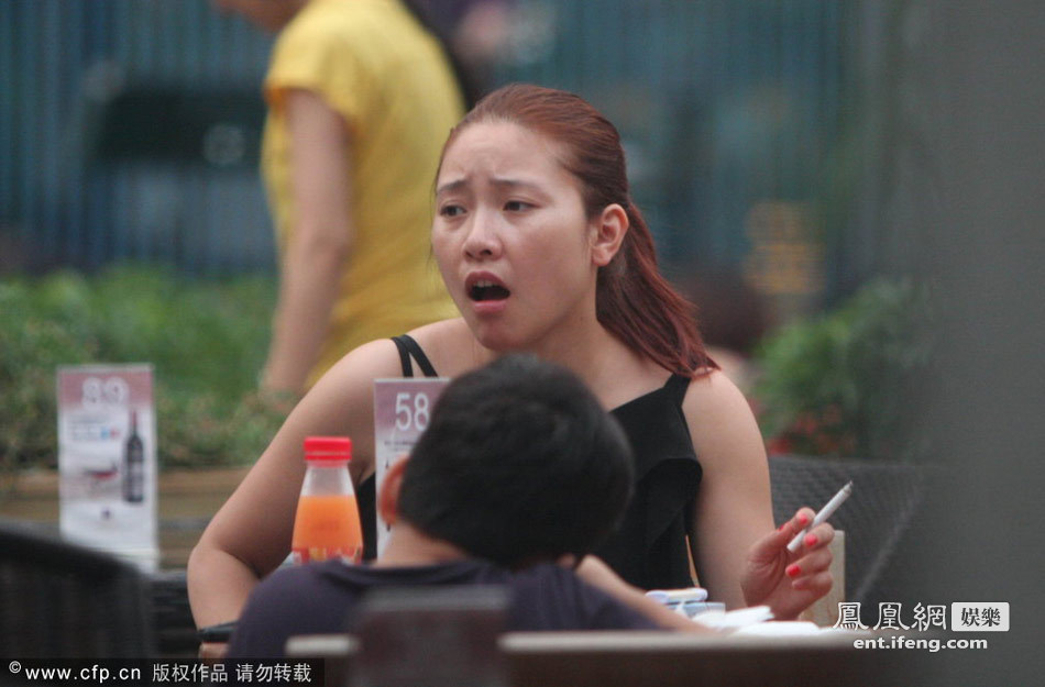郭涛妻子手拿香烟 当街训斥儿子被拍[高清大图