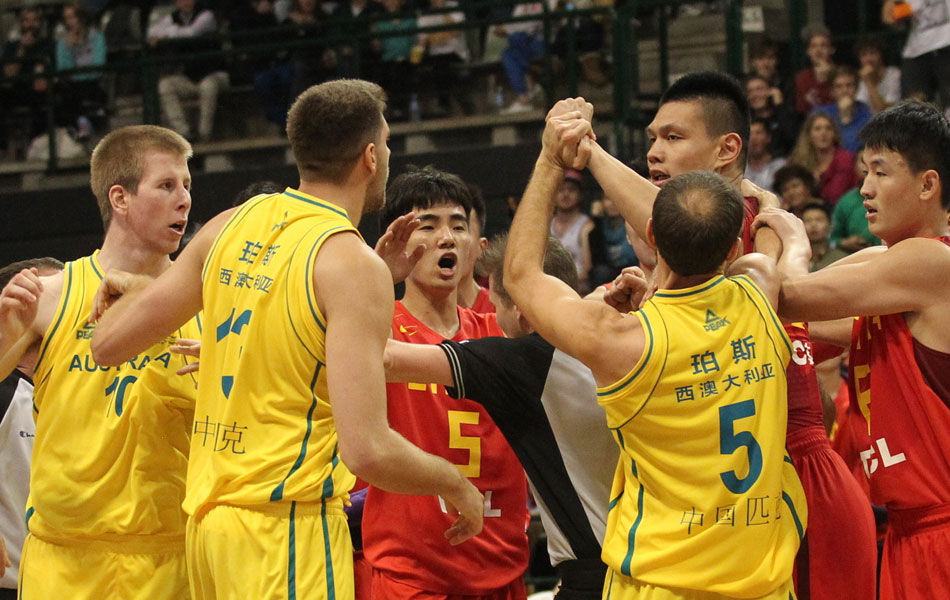 男篮队长推搡澳洲猛男 憋了2场的火终爆发(图