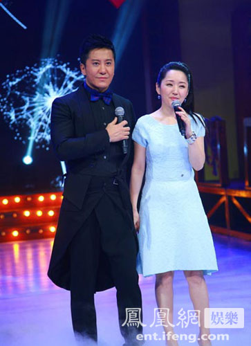 杨钰莹毛宁再合体 现场行贴面礼(图)