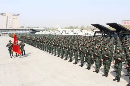 高清:中国猎鹰突击队射击刀刃靶一弹两孔