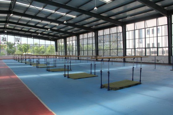 高清:中国猎鹰突击队射击刀刃靶一弹两孔