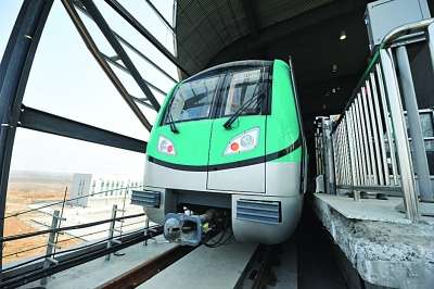 新闻 社会 一对车灯化作双眼,横竖在宝石绿的车头,"神气"的南京地铁宁