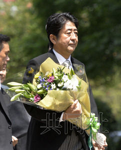 08月15日上午,日本首相安倍晋三前往东京都内的千鸟渊战殁者墓苑