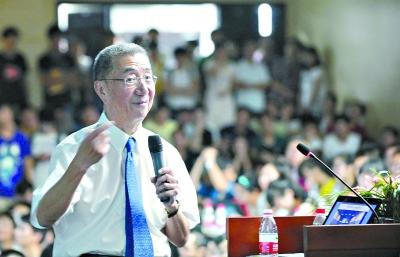 昨日下午,丁肇中先生在武汉大学演讲. 记者彭年摄