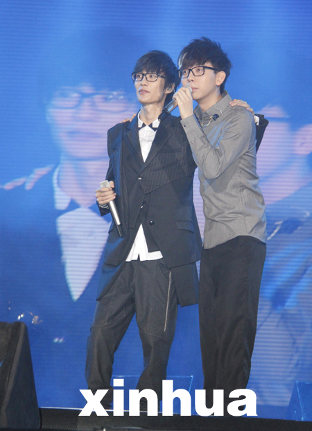 <em>许嵩</em>武汉<em>演唱会</em> 与胡夏上演基情四射_宁波频道