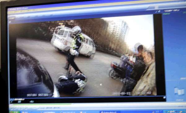 西安一女司机插队遭拒驾车撞交警 霸道行为遭