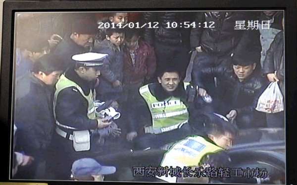 西安一女司机插队遭拒驾车撞交警 霸道行为遭