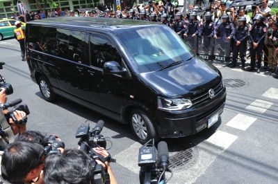 英拉向泰国军方报到后被扣留送往不明地点