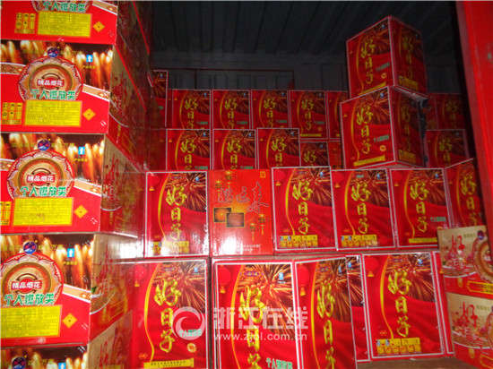 温州警方查获800多箱非法烟花爆竹 隔壁就是蜡