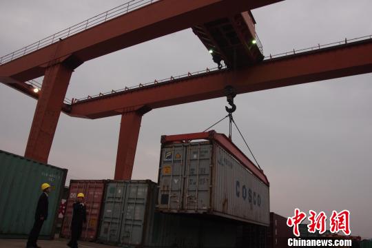 義烏海關工作人員加班為企業驗放　何劍涯　攝