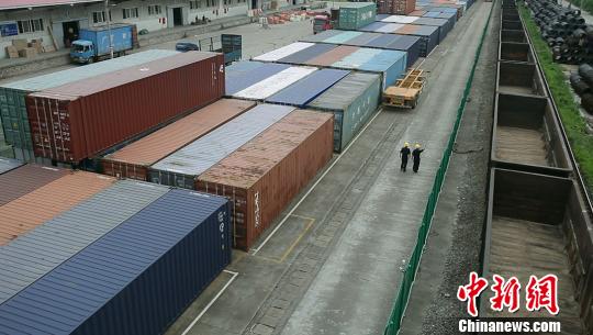 義烏海關對鐵路海關監管場所巡查　鄭韜　攝