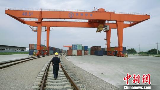 關員對鐵路海關監管場所巡查 鄭韜 攝