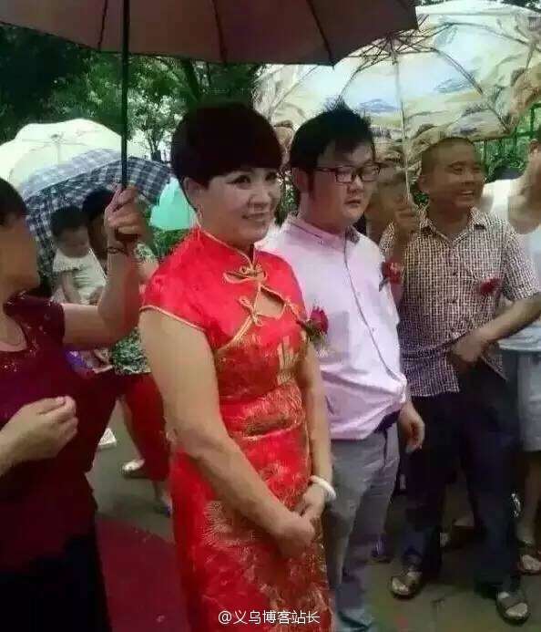 90后小伙娶52岁新娘 女方开店新郎为其员工