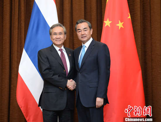 中国外长王毅欢迎泰国外长敦来访