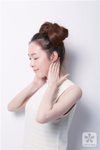 早晚进行淋巴排毒按摩 排除水肿和毒素