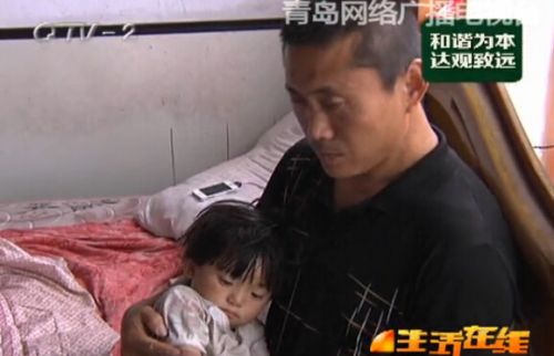 在青务工<em>男</em>莫名当爹 <em>女友</em>回家<em>离婚</em>留下两岁娃