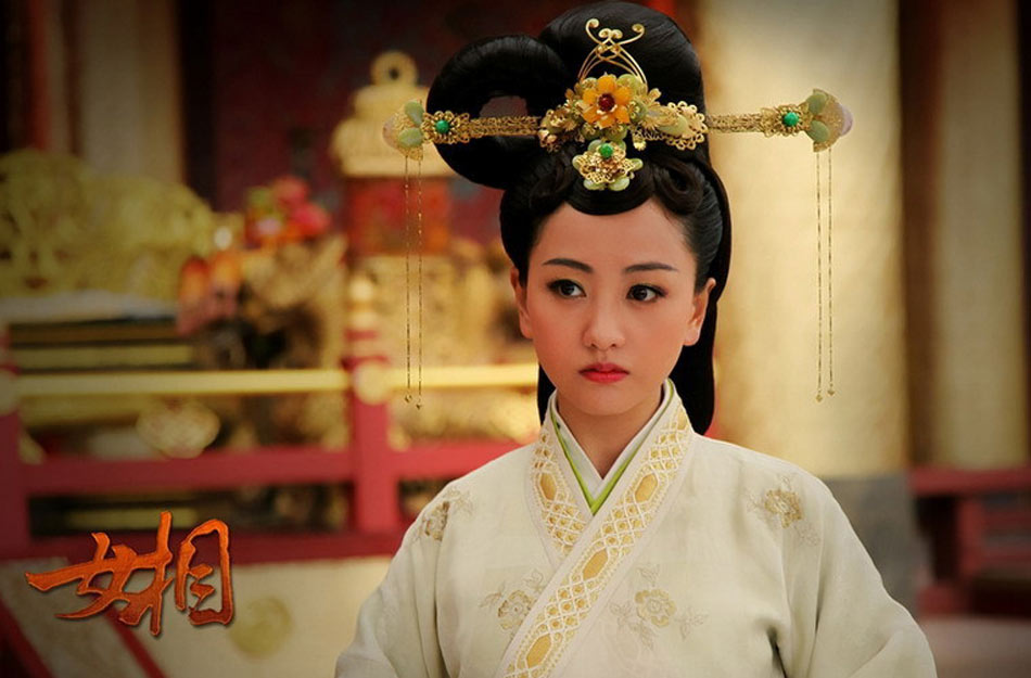 《<em>女相</em>》人物造型曝光 <em>赵丽颖</em>刘雪华华服亮相